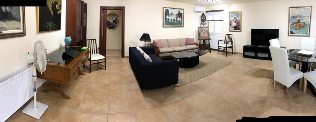 Lovely 2-Bedroom Apartment At Greek Riviera Вари Экстерьер фото